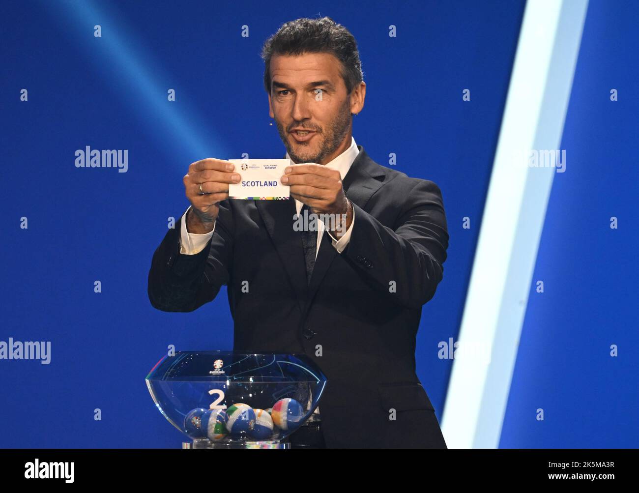 09. Oktober 2022, Hessen, Frankfurt/M.: Fußball, Europameisterschaft, Qualifikation, Auslosung der Gruppen: Karl-Heinz Riedle, ehemaliger Fußballspieler, hält die Auslosung für Schottland in der Auslosung für die Gruppen für die Qualifikation für die Fußball-Europameisterschaft 2024. Foto: Arne Dedert/dpa Stockfoto