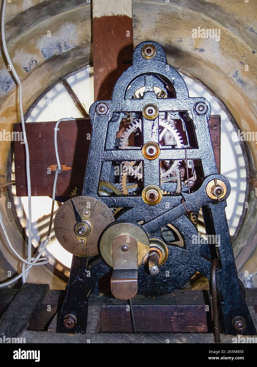 Uhrwerk in einem Uhrenturm aus dem 19.. Jahrhundert, Carrickfergus, Nordirland Stockfoto