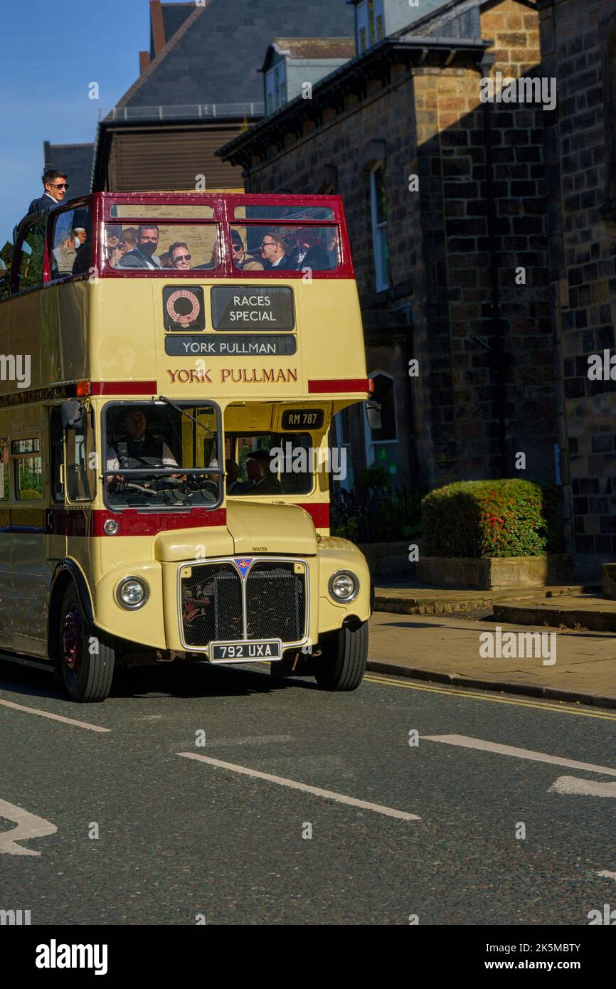 Vintage 1960 London Routemaster Doppeldeckerbus mit Passagieren auf dem offenen Oberdeck, der Harrogate verlässt, um zur York Racecourse, Harrogate, Großbritannien, zu fahren. Stockfoto