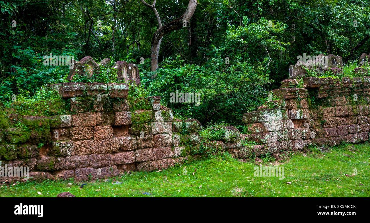 Schutzmauer aus Stein, die den Ta Prohm Angkor Tempel umgibt. Teil der Verteidigung, für die heiligen Gebäude und Menschen. Stockfoto