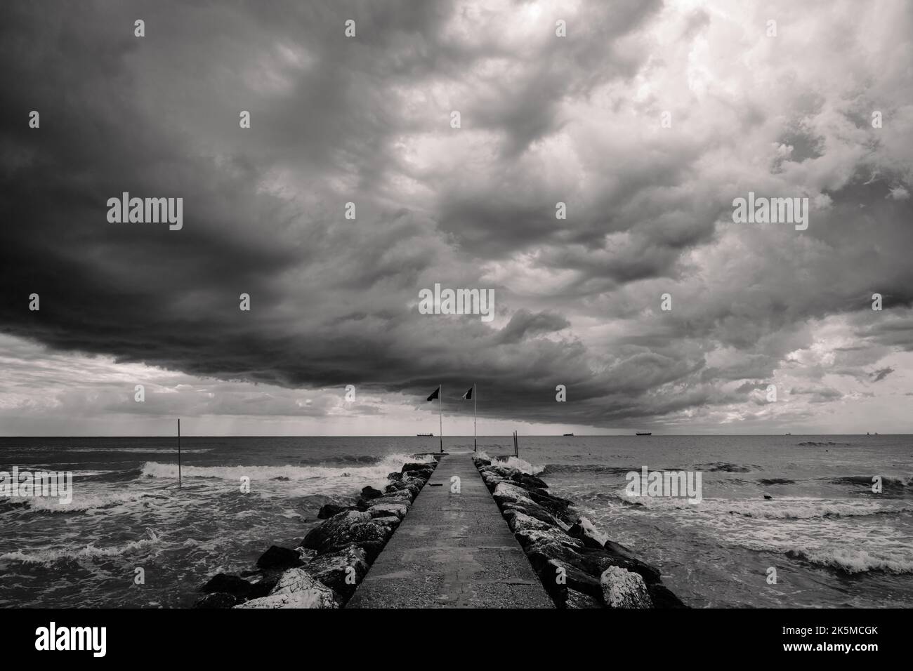 Sommer Sturmwolken am Lido di Venezia Beach in Venedig, Italien in Schwarzweiß Stockfoto