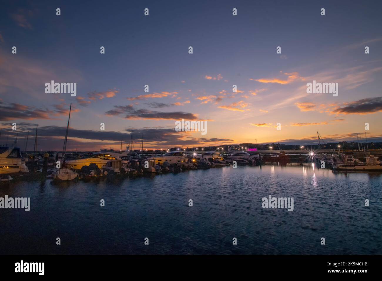 Sonnenuntergang über dem Yachthafen von Torquay in Devon, Großbritannien Stockfoto