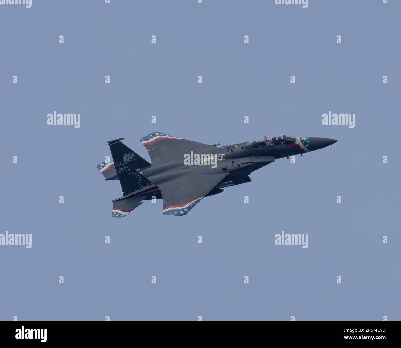 Auf der Farnborough International Air Show 2022 wird ein F15 Eagle-Düsenflugzeug des USAF 48. Fighter Wing präsentiert Stockfoto