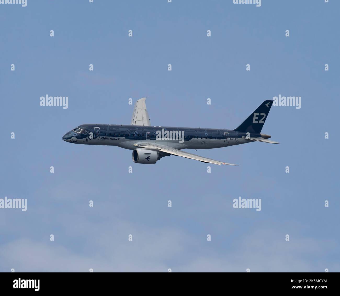 Ein Embraer E190E2, der auf der Farnborough International Air Show