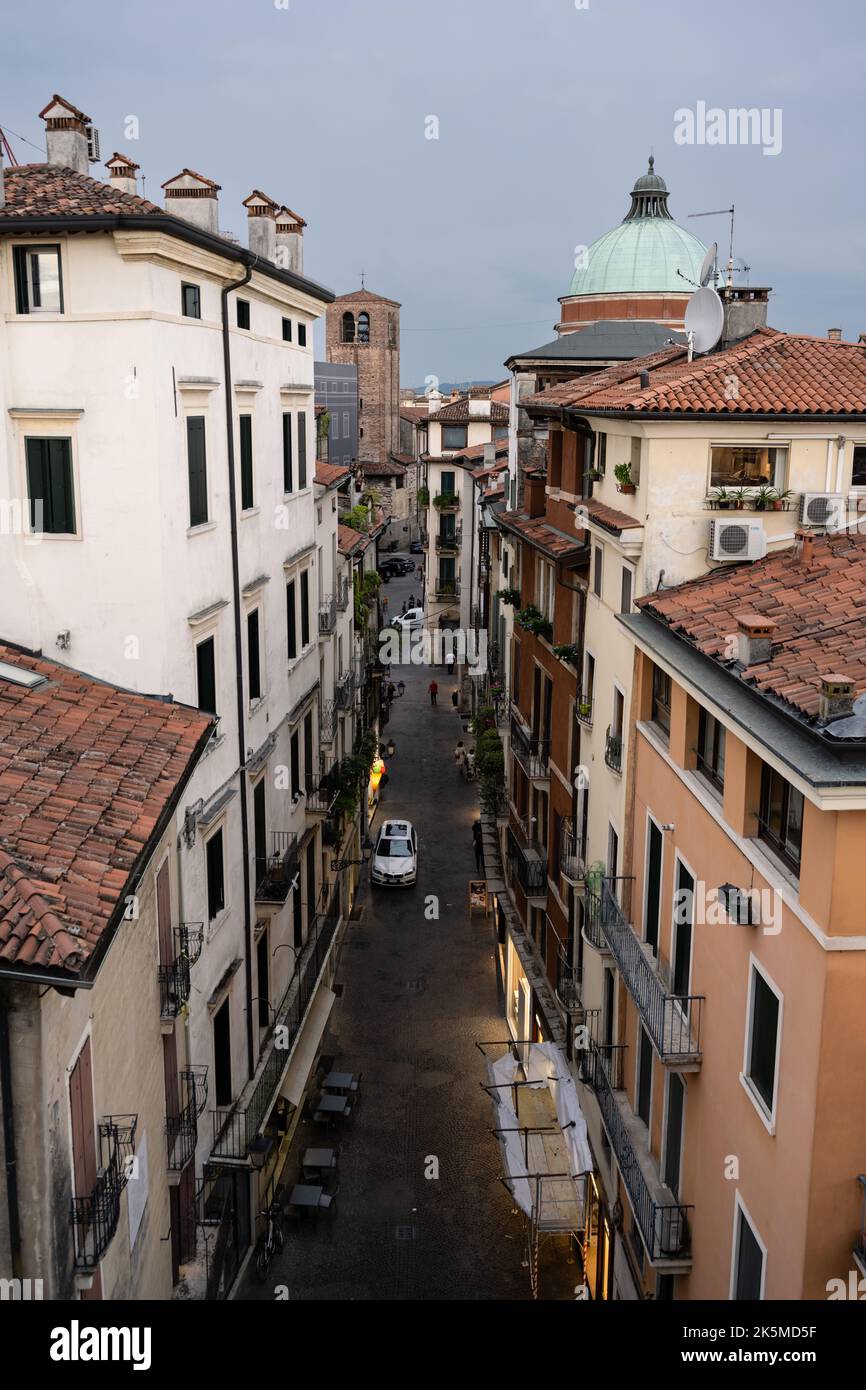 Vicenza, Italien - August 12 2022: Stadtbild mit der Contra Muschieria Straße in der Altstadt am Abend Stockfoto