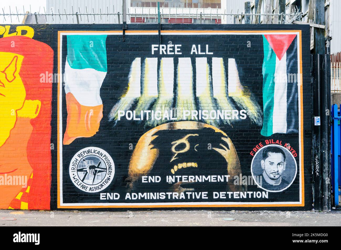 Wandbild im internationalen Friedensmauer, Falls Road, Belfast, fordern die Freilassung der politischen Gefangenen Stockfoto