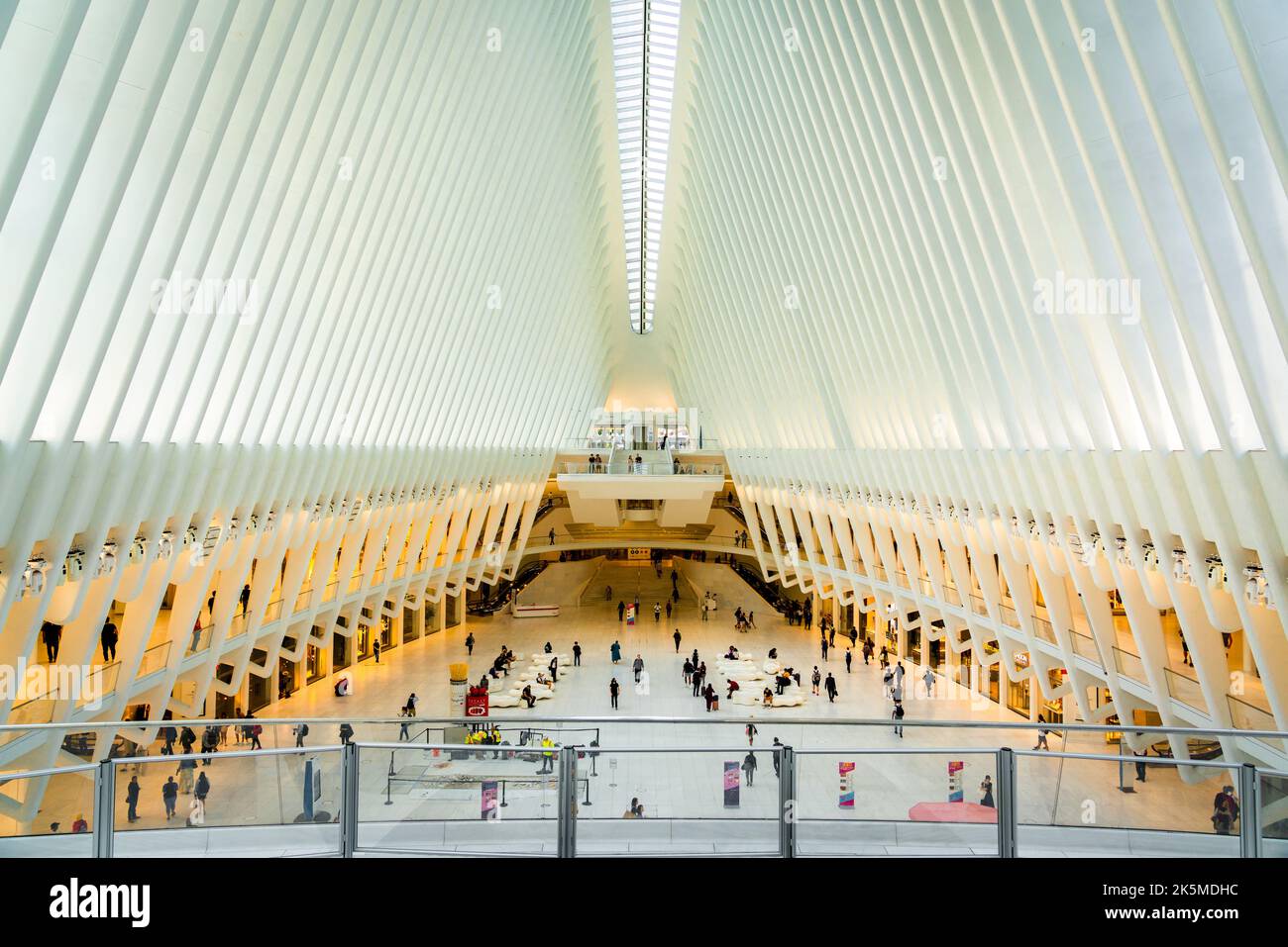 New York City, Vereinigte Staaten - 17. September 2022 Innere der U-Bahn-Station neben dem World Trade Center Stockfoto