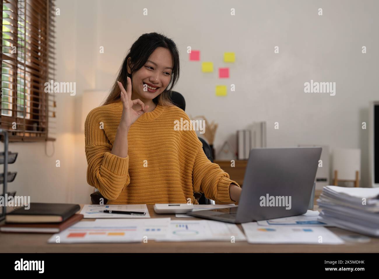 Asian Accountant Video-Anruf mit Client von Laptop. Arbeit von zu Hause Konzept Stockfoto