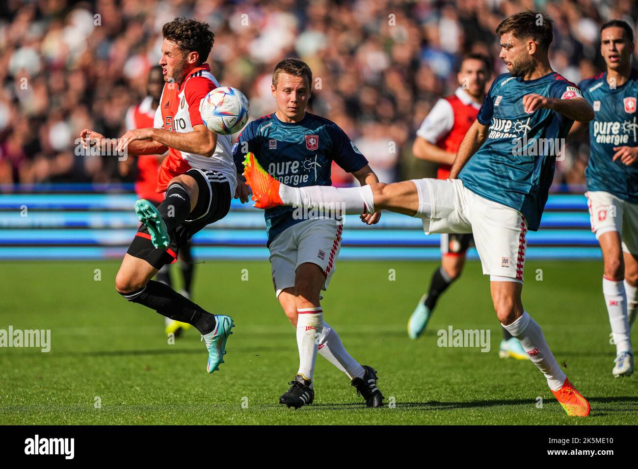 Rotterdam - Santiago Gimenez aus Feyenoord, Mathias Kjolo aus dem FC Twente, Robin Propper aus dem FC Twente während des Spiels zwischen Feyenoord und FC Twente am 9. Oktober 2022 im Stadion Feijenoord De Kuip in Rotterdam, Niederlande. (Box zu Box Pictures/Tom Bode) Stockfoto