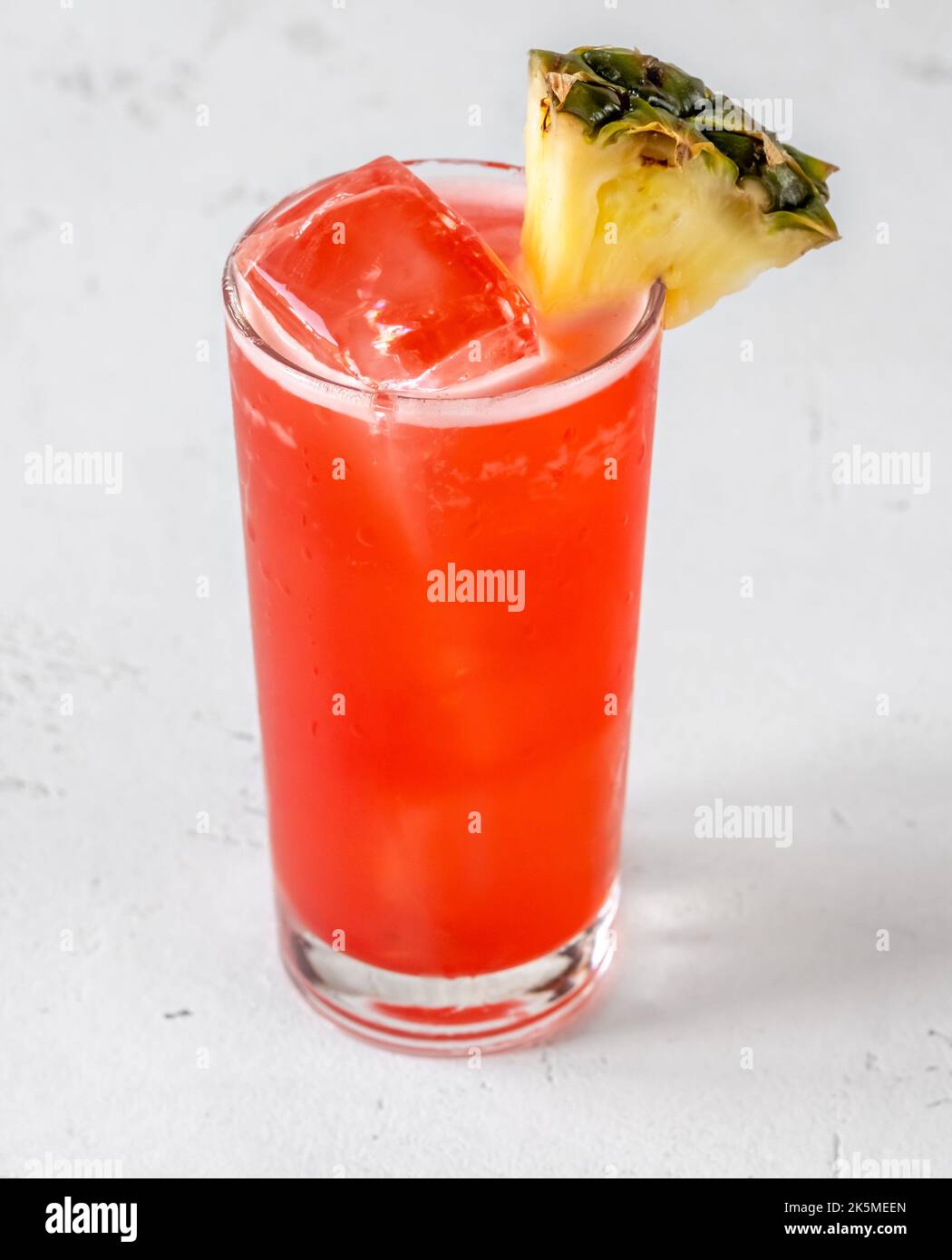 Ein Glas Batida Rosa Cocktail, garniert mit Ananaskeil Stockfoto