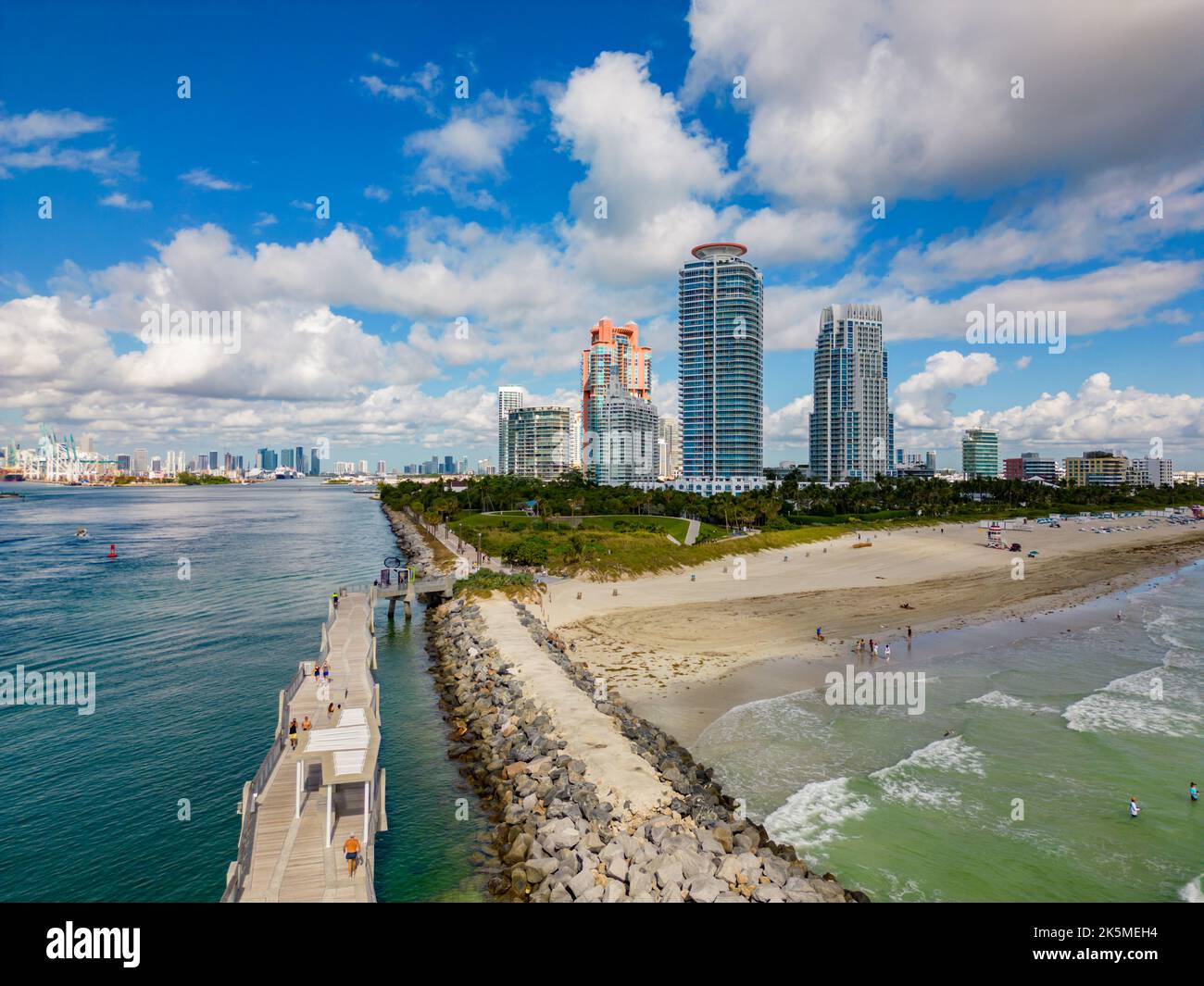 Luftbild Miami Beach Pier mit Blick auf South Pointe Park und Hochhaus Wohnanlagen Stockfoto