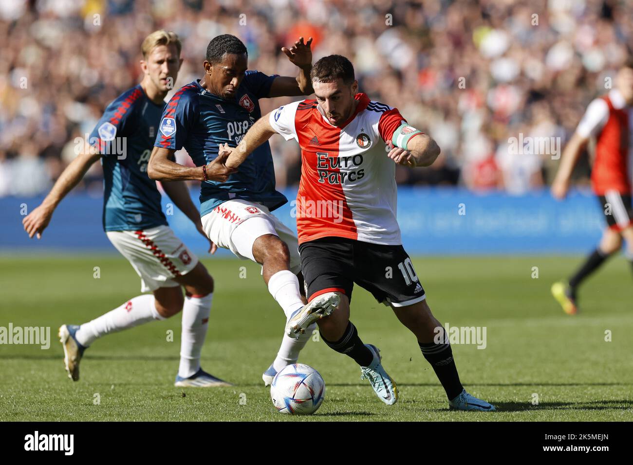 ROTTERDAM - (lr), Joshua Brenet vom FC Twente, Orkun Kokcu von Feyenoord während des niederländischen Eredivisie-Spiels zwischen Feyenoord und FC Twente am 9. Oktober 2022 in Rotterdam, Niederlande. ANP PIETER STAM DE YOUNG Stockfoto