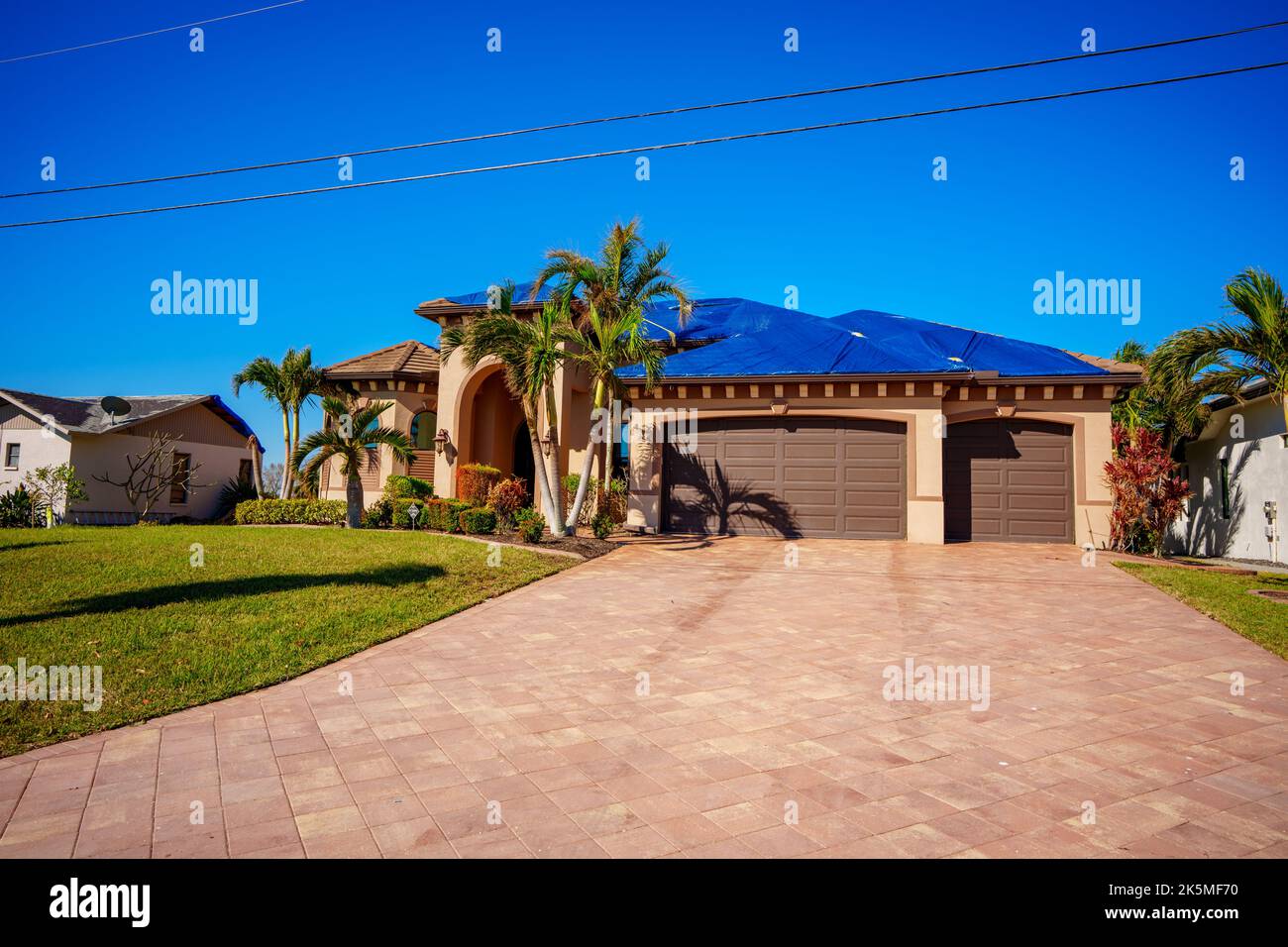 Punta Gorda, FL, USA - 8. Oktober 2022: Haus in Punta Gorda, Florida, mit blauer Plane auf dem Dach von starkem Wind, dem Sturm Ian Stockfoto