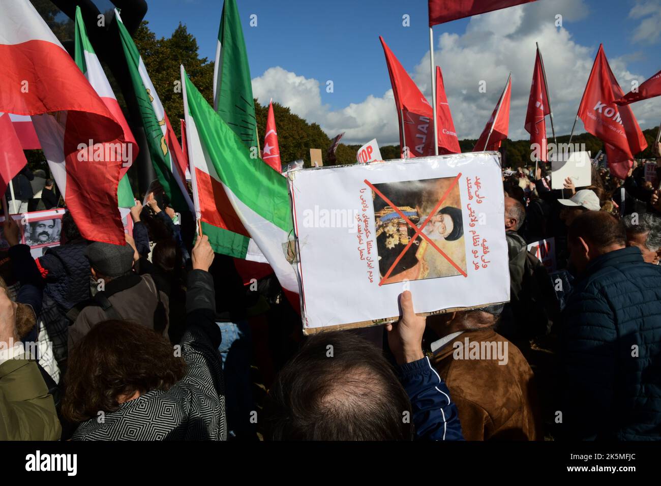 10-08-2022.über tausend Menschen protestierten in Den Haag zur Unterstützung der Proteste im Iran gegen das iranische Regime, das für den Tod von Mahsa Amini und anderen Demonstranten verantwortlich ist Stockfoto