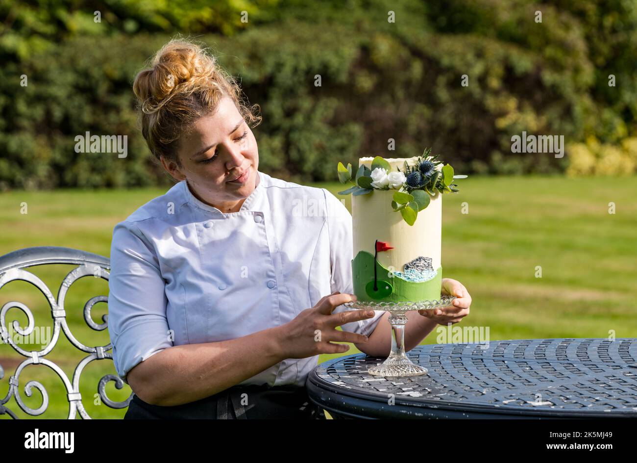 Chefköchin Sarah Brion im Restaurant „The Lawn“, Marine Hotel, feiert seinen ersten Geburtstag mit einem Kuchen, North Berwick, Schottland, Großbritannien Stockfoto