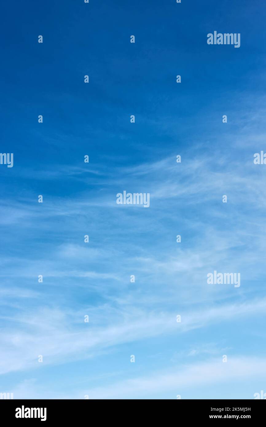 Blauer Himmel mit weißen, flauschigen Wolken - vertikaler Hintergrund mit Platz für Ihren eigenen Text Stockfoto