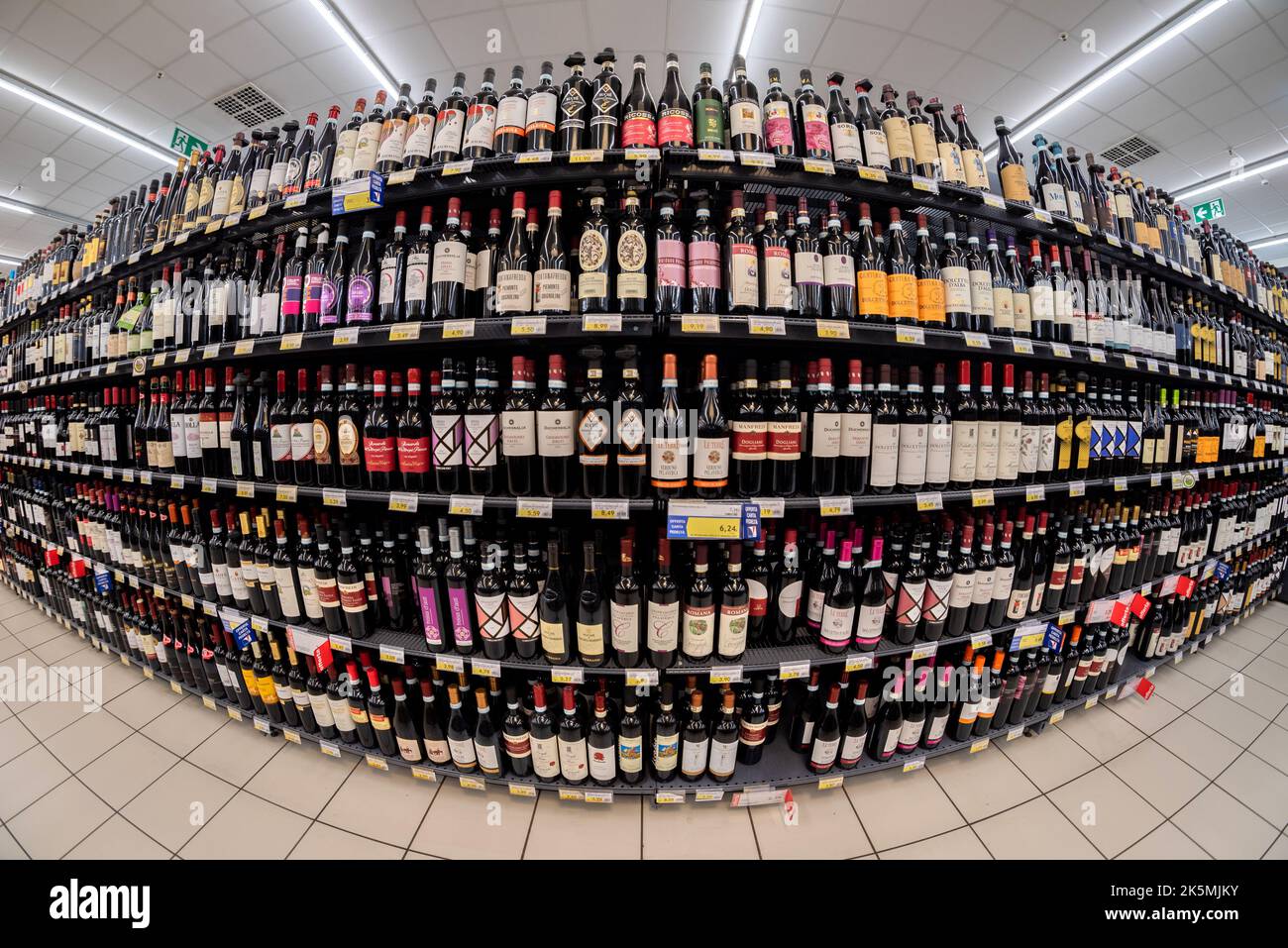 Fossano, Italien - 10. September 2022: Regal mit Flaschen Rotwein zum Verkauf im italienischen Supermarkt Mercatò, Fischauge Vision Stockfoto