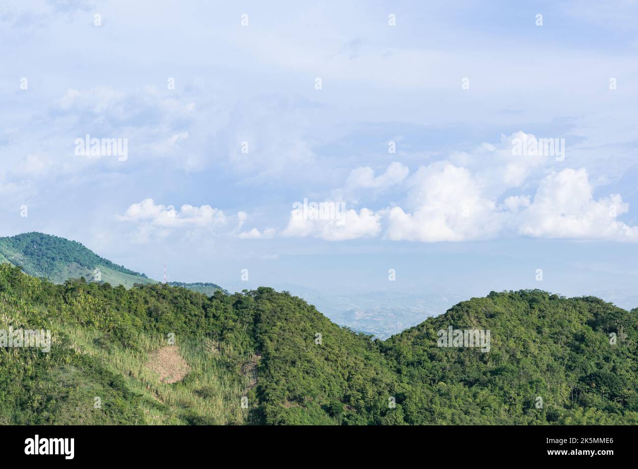 Schöne kolumbianische Berglandschaft, in einer ländlichen Gegend der Gemeinde Quinchia-Risaralda, Kolumbien. Spitze einer sehr Dschungel-ähnlichen Bergkette. H Stockfoto