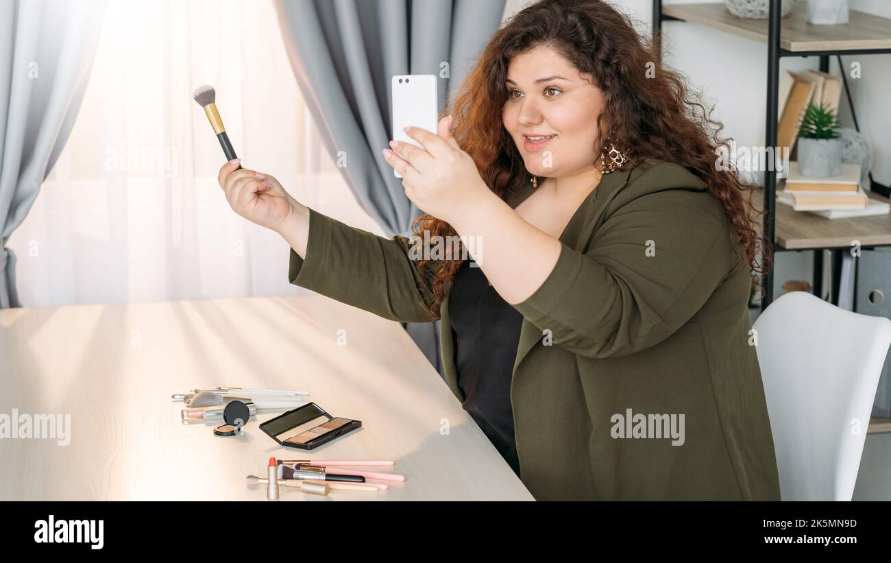 Beauty-Blogger kurvige Frau Online-Shop Kosmetik Stockfoto