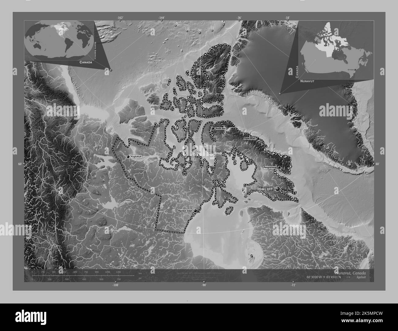 Nunavut, Territorium von Kanada. Höhenkarte in Graustufen mit Seen und Flüssen. Orte und Namen der wichtigsten Städte der Region. Ecke Zusatzlokat Stockfoto