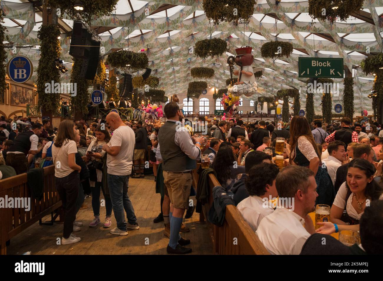 In einer Bierhalle auf dem Oktoberfest in München Stockfoto