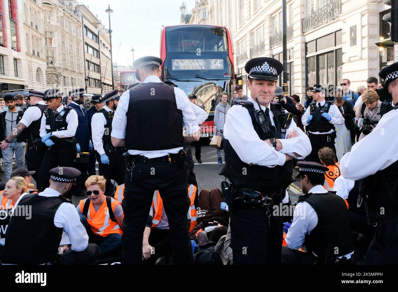 Piccadilly Circus, London, Großbritannien. 9. Okt 2022. Stop Oil Demonstranten blockieren Piccadilly Circus. Kredit: Matthew Chattle/Alamy Live Nachrichten Stockfoto