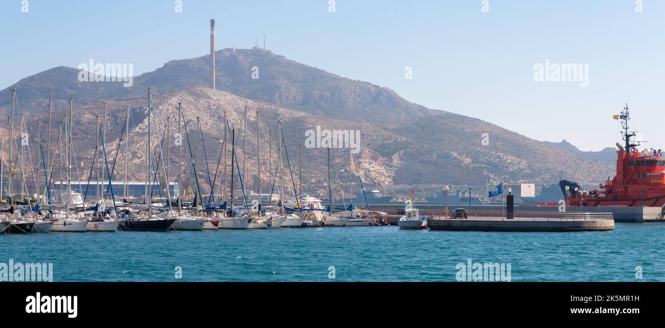 CARTAGENA, SPANIEN - 22. FEBRUAR 2019 Ein Rettungsschlepper, der zu Salvamento Maritimo, dem spanischen Seefahrtsort, gehört, vertäut in Puerto Comercial, Cartagena, Spanien Stockfoto