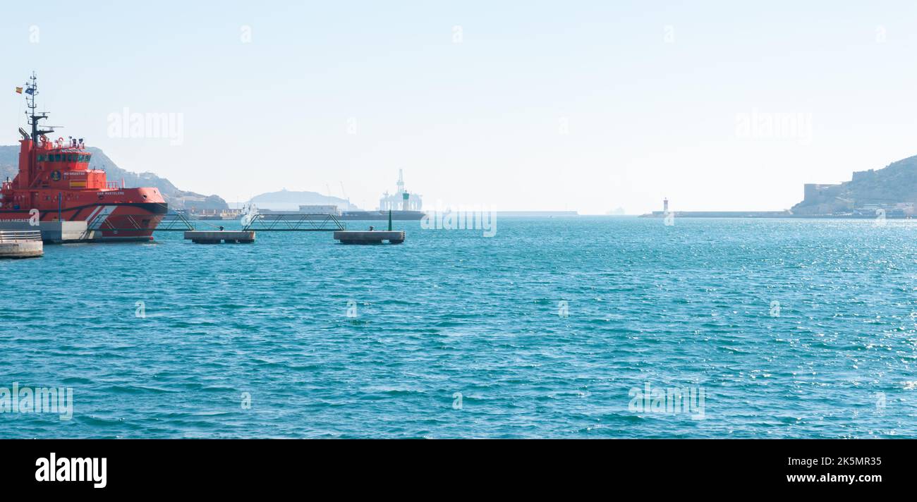 CARTAGENA, SPANIEN - 22. FEBRUAR 2019 Ein Rettungsschlepper, der zu Salvamento Maritimo, dem spanischen Seefahrtsort, gehört, vertäut in Puerto Comercial, Cartagena, Spanien Stockfoto