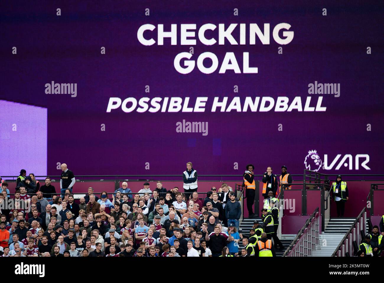 London, Großbritannien. 9.. Oktober 2022. Var während des Premier League-Spiels zwischen West Ham United und Fulham im London Stadium, Stratford am Sonntag, 9.. Oktober 2022. (Kredit: Federico Maranesi | MI Nachrichten) Kredit: MI Nachrichten & Sport /Alamy Live Nachrichten Stockfoto