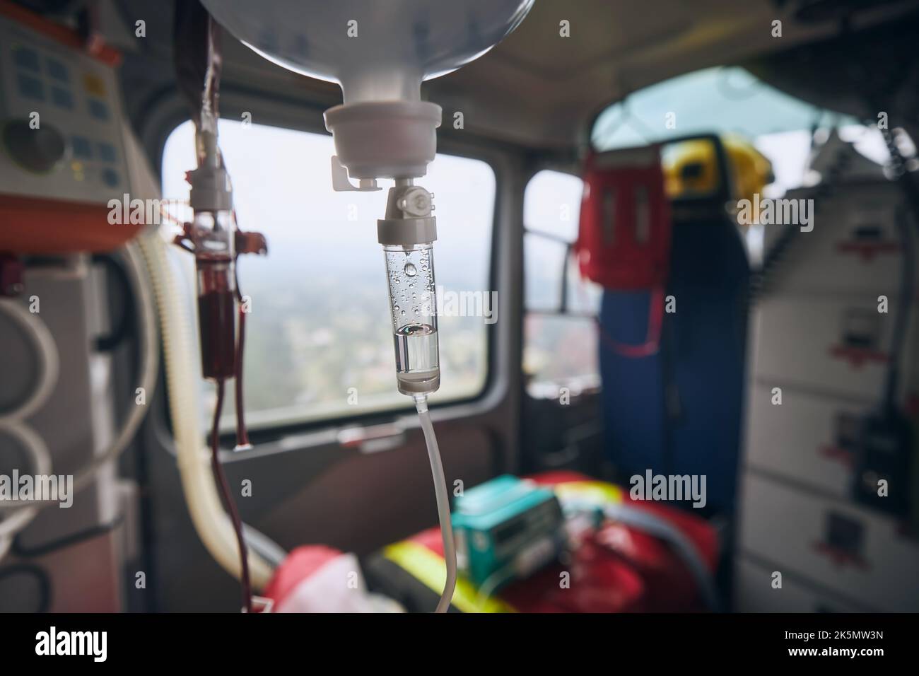 Selektiver Fokus auf Infusion an Bord des Helicoters des medizinischen Notdienstes. Themen Rettung, Dringlichkeit und Gesundheitsversorgung. Stockfoto