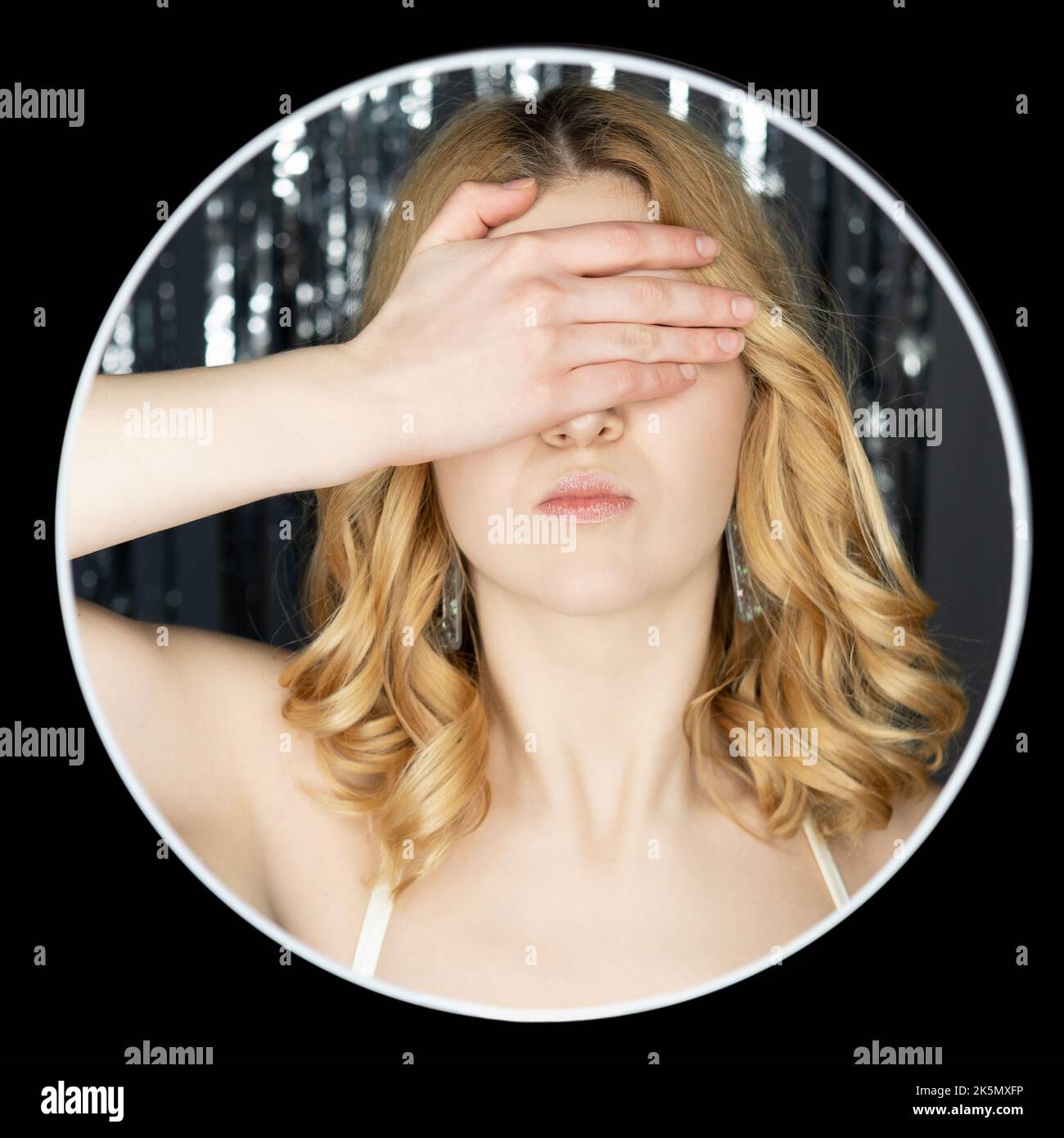 Urlaub Überraschung festliche Frau Party Spiel Stockfoto