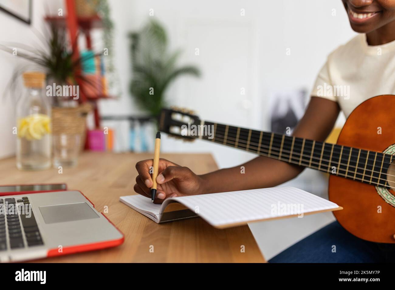 Junge afrikanerin lernt, Gitarre auf virtuellem Kurs von zu Hause aus zu spielen Stockfoto
