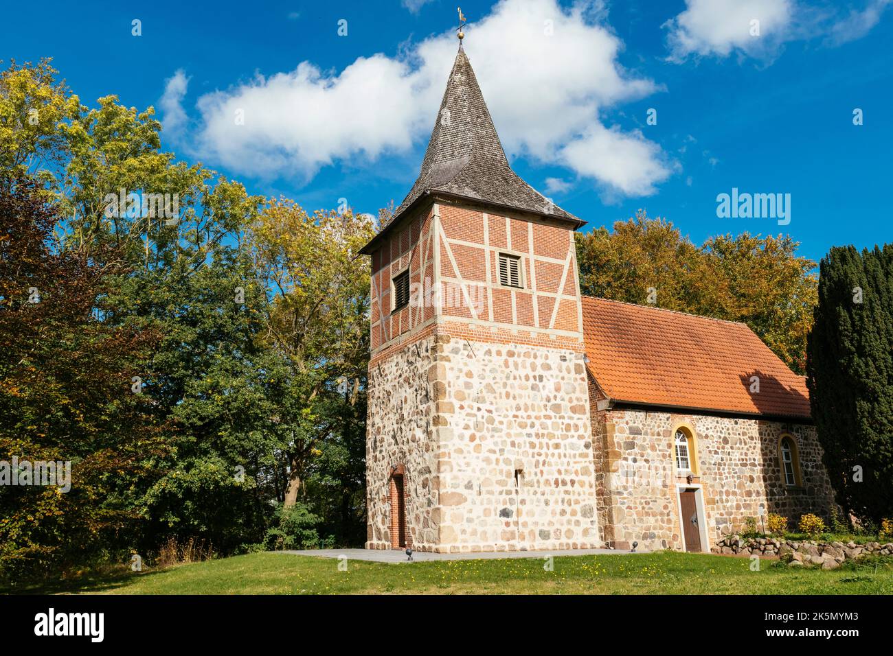 Monumentale Johannes-der-Täufer-Kirche in Bexhövede, Loxstedt, Cuxhaven, Deutschland Stockfoto