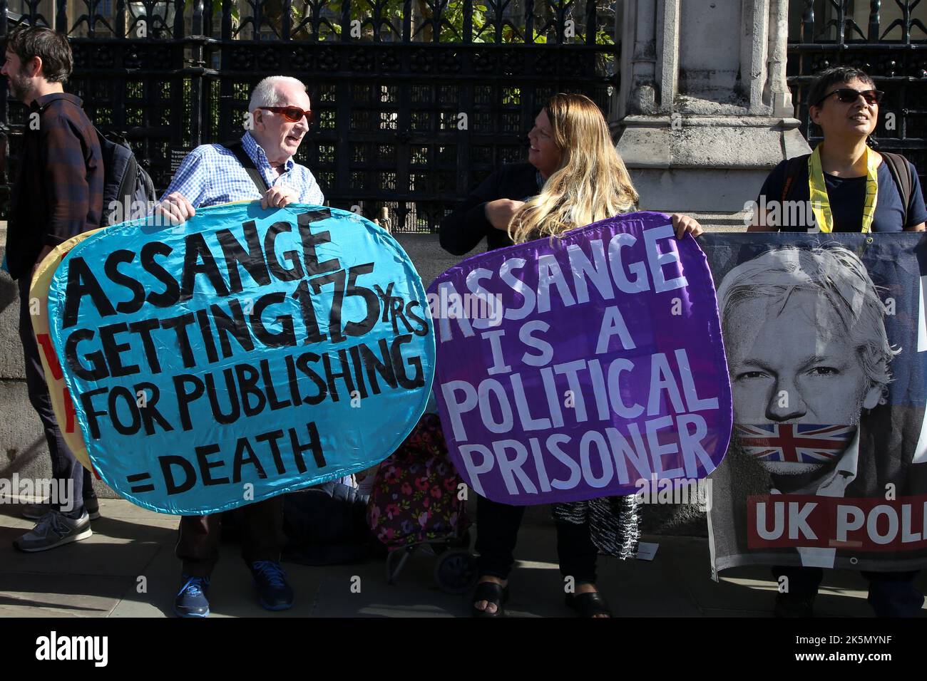 Demonstranten halten Plakate vor dem Parlament, um Julian Assange und eine freie Presse zu unterstützen, die von der Kampagne „Assange nicht ausliefern“ organisiert wird. Anhänger von Julian Assange protestieren in Westminster im Zentrum von London und fordern die Freilassung des inhaftierten Whistleblowers Julian Assange, da er mit einer sehr langen Gefängnisstrafe konfrontiert sein könnte. (Foto von Steve Taylor / SOPA Images/Sipa USA) Stockfoto