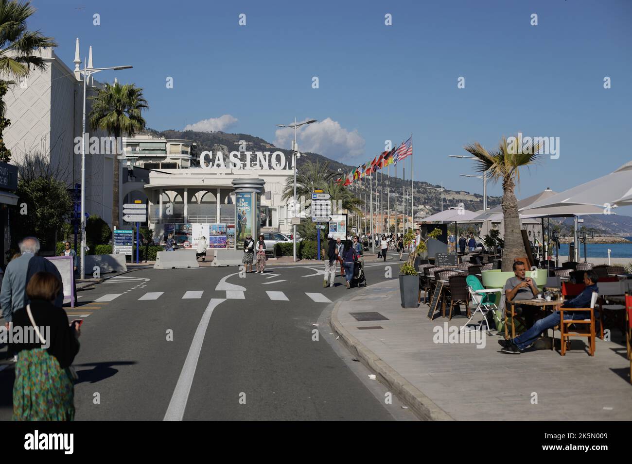 Menton, Frankreich - 17. April 2022: Details aus der Küstenstadt Menton an der französischen riviera an einem sonnigen Frühlingstag. Stockfoto