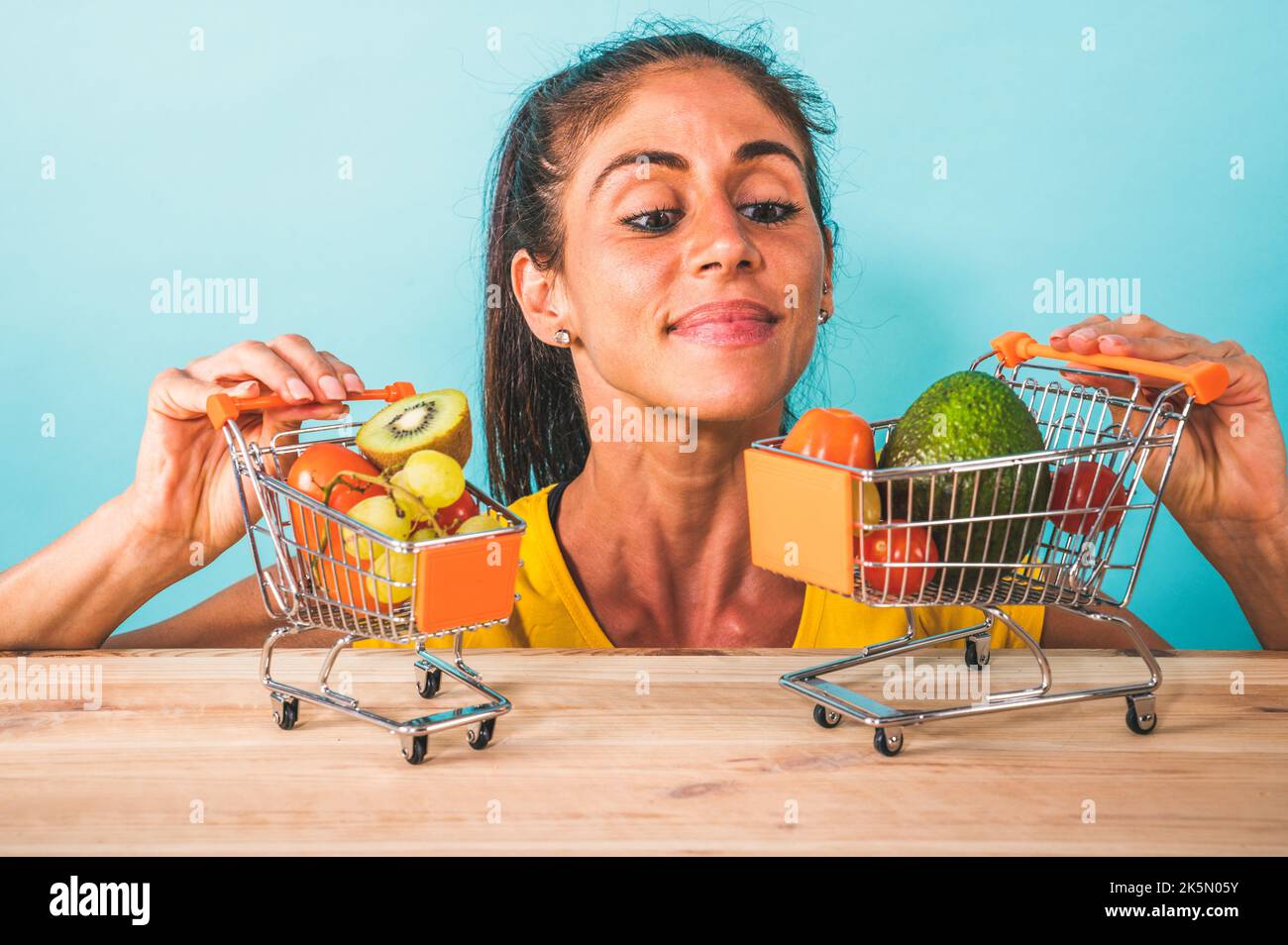 Glückliche Frau machte einen billigen und gesunden Einkauf von Obst Stockfoto