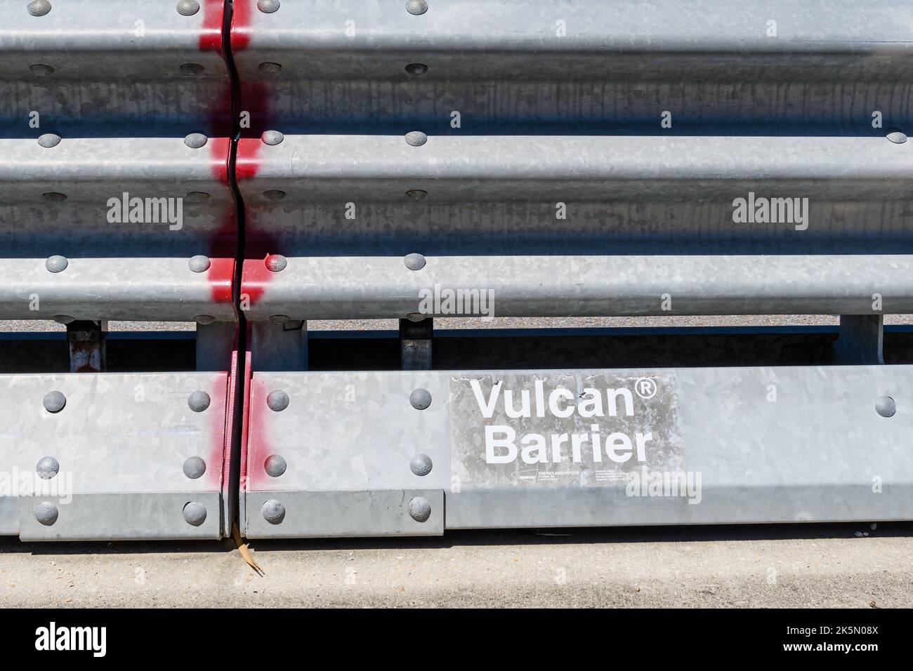 NEW ORLEANS, LA, USA - 1. OKTOBER 2022: Abschnitt einer galvanisierten Stahlbarriere mit der Marke Vulcan Barrier Stockfoto