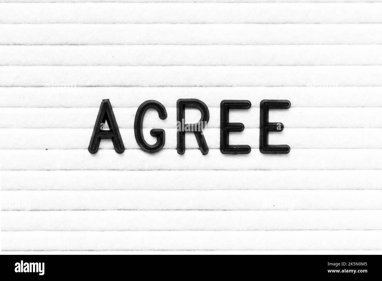 Schwarze Farbe Buchstaben in Wort stimmen auf weißem Filzbrett Hintergrund Stockfoto