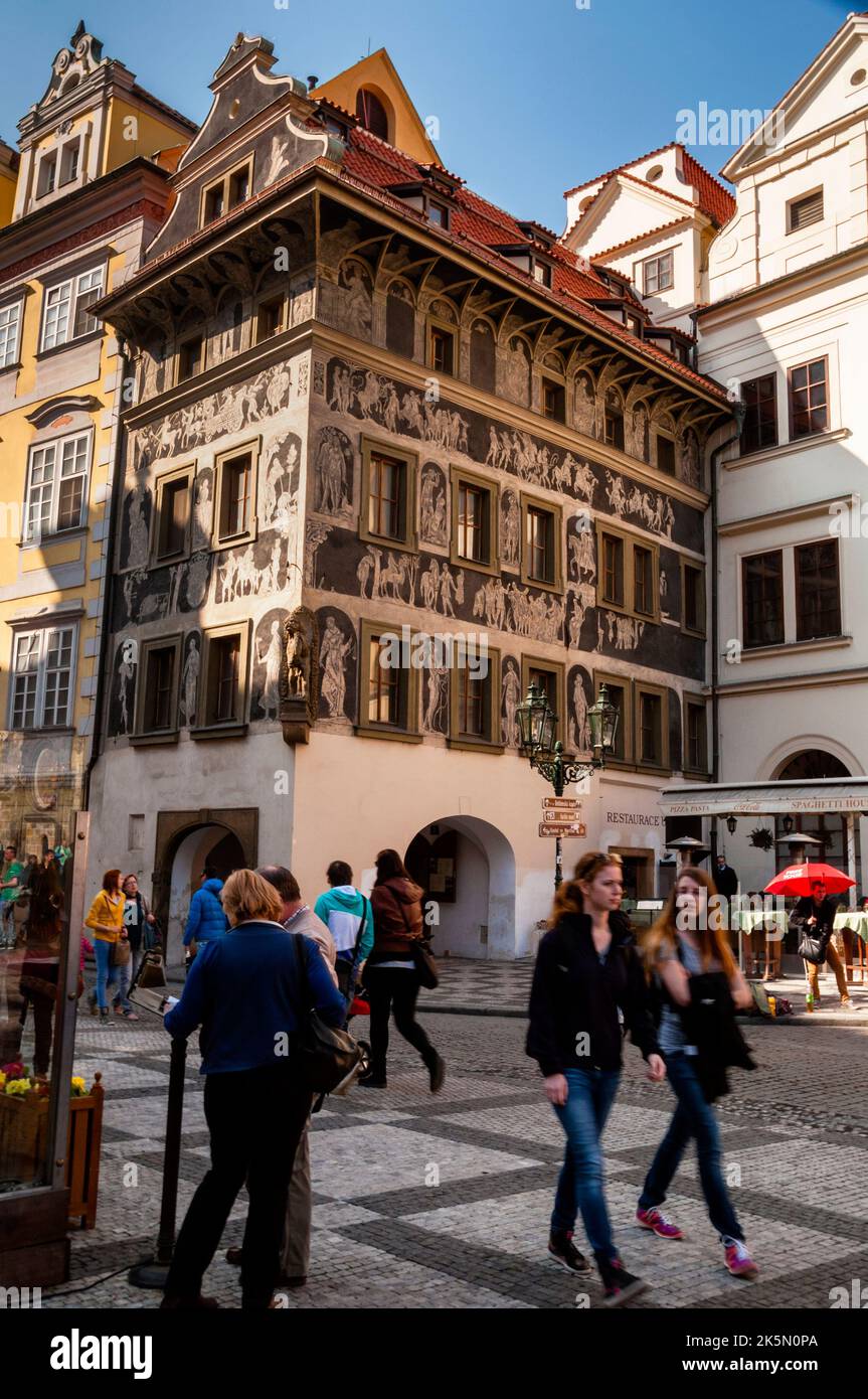 Das Haus in der Minute auf dem Altstädter Ring, Prag, Tschechische Republik mit Sgraffitomalereien bedeckt. Stockfoto