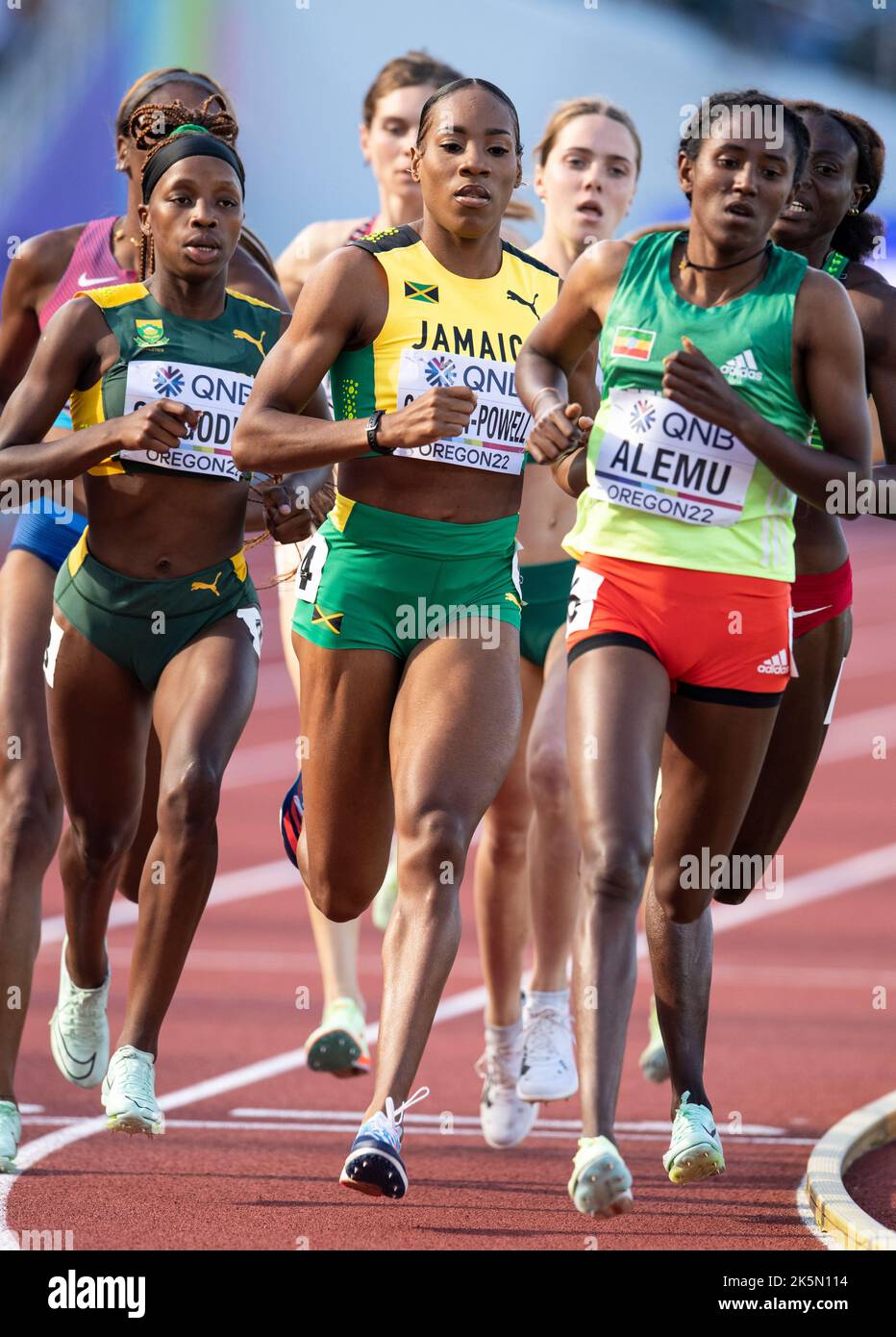 Chrisann Gordon-Powel aus Jamaika und Habitam Alemu aus Äthiopien treten bei den 800m Damen-Läufen bei den Leichtathletik-Weltmeisterschaften im Hayward Field an Stockfoto