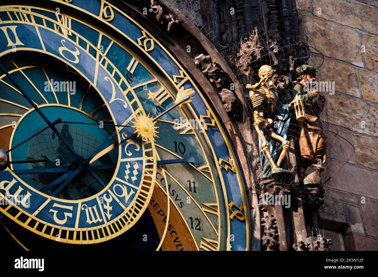 das-sensenmann-skelett-auf-der-prager-astronomischen-uhr-erinnert-uns