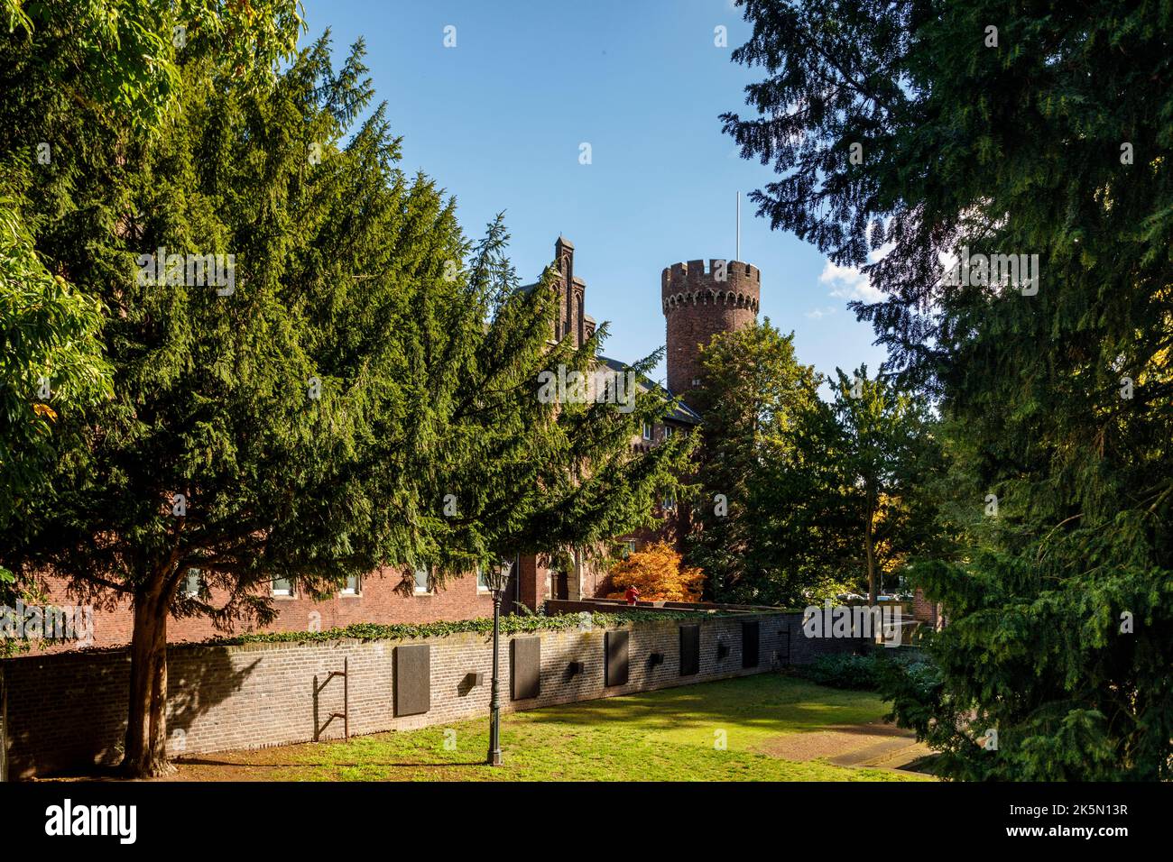 Schloss Kurkölnische Landesburg in Kempen, Stadtarchiv, Bezirksarchiv Viersen und Bezirksausbildungszentrum hinter dem World Wars Memorial Stockfoto