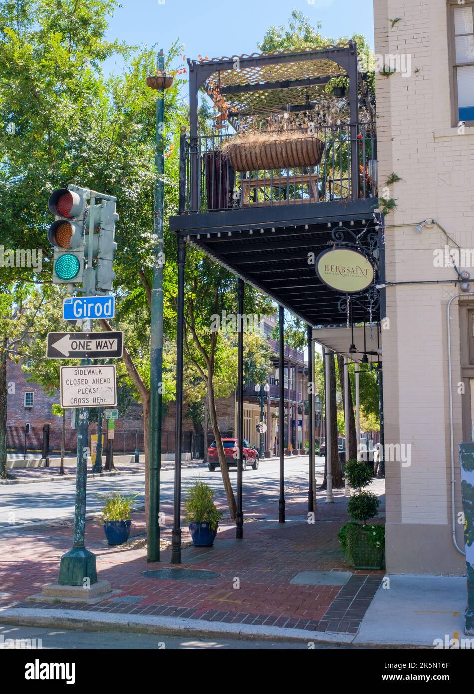 Herbsaint Restaurant an der Ecke der Girod Street und St. Charles Avenue in New Orleans, LA, USA am 2. Oktober 2022 Stockfoto