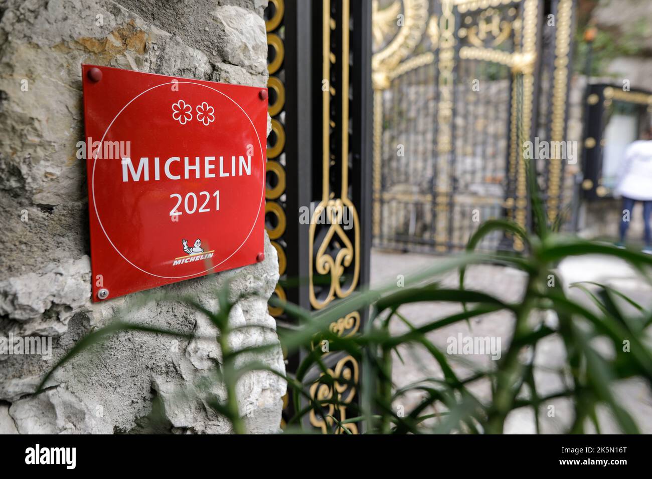 Eze, Frankreich - 21. April 2022: Details mit einem 2 Michelin-Sterne-Restaurantschild. Stockfoto