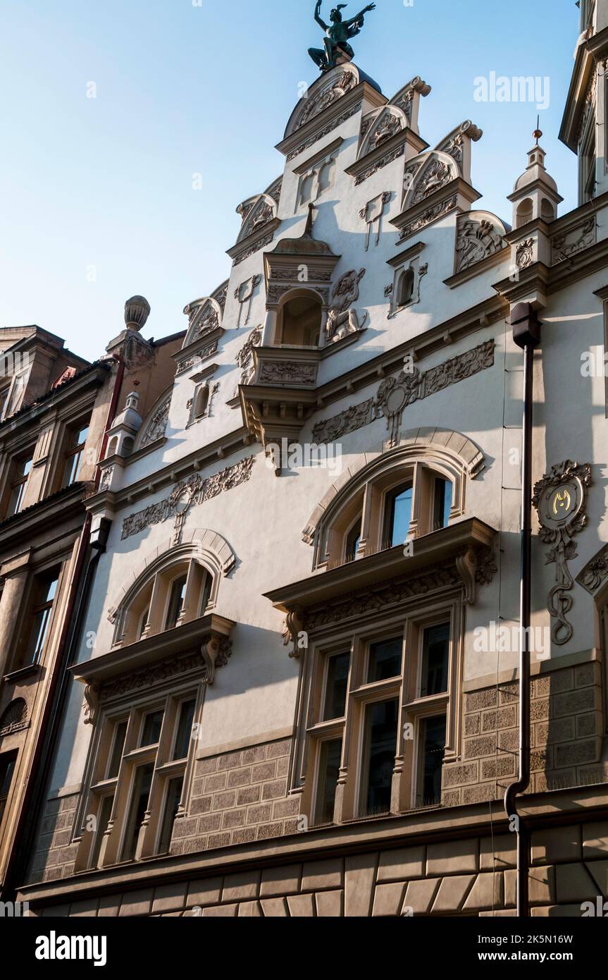 Architektur im romantischen Stil in der Parizska Straße in Prag, Tschechische Republik. Stockfoto