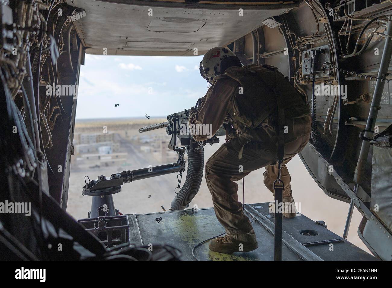 Yuma, Usa. 06. Oktober 2022. U.S. Marines Corps Sgt. Juan Gutierrez mit Marine Medium Tiltrotor Squadron 268, Marine Aircraft Group 24, 1. Marine Aircraft Wing, feuert während des Waffen- und Taktiklehrerkurses auf der Goldwater Air Force Range am 6. Oktober 2022 in der Nähe von Yuma, Arizona, ein Maschinengewehr von M240D 7,62mm aus einem MV-22 Osprey-Flugzeug. Stockfoto