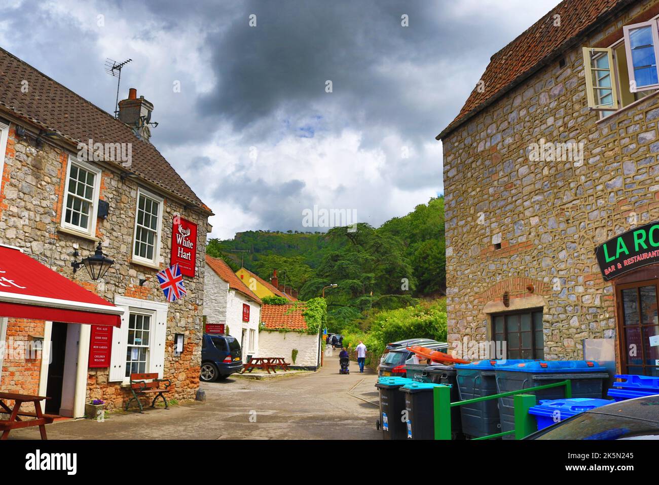 Blick auf die Straße mit hübschen alten Häusern von Cheddar - ein großes Dorf und eine Bürgergemeinde im Sedgemoor-Viertel der englischen Grafschaft Somerset. Juni 2022 Stockfoto