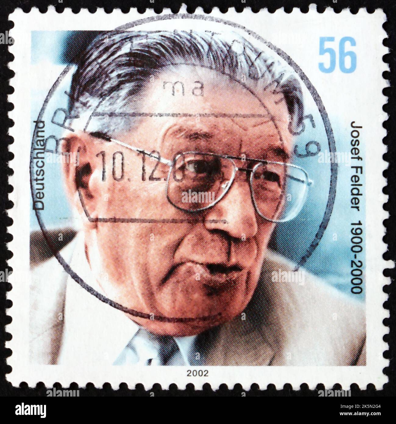 DEUTSCHLAND - UM 2002: Eine in Deutschland gedruckte Briefmarke zeigt Josef Felder (1900-2000), war deutscher Politiker und Journalist, der letzte, der an den 94 WHO V starb Stockfoto