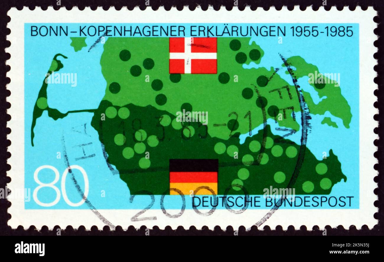 DEUTSCHLAND - UM 1985: Eine in Deutschland gedruckte Marke zeigt deutsch-dänische Grenzgebiete und Flaggen, Bonn-Kopenhagen Erklärungen zu gegenseitigen Minderheiten, 30. A Stockfoto