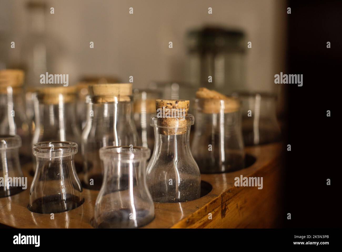 Details zur geringen Schärfentiefe (selektiver Fokus) mit verschiedenen Glasfläschchen, die für alte chemische und medizinische Experimente in einem Museum verwendet werden. Stockfoto